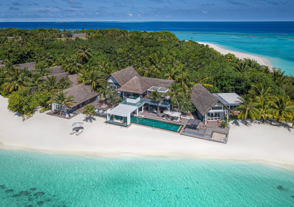 Four Seasons Landaa Giraavaru