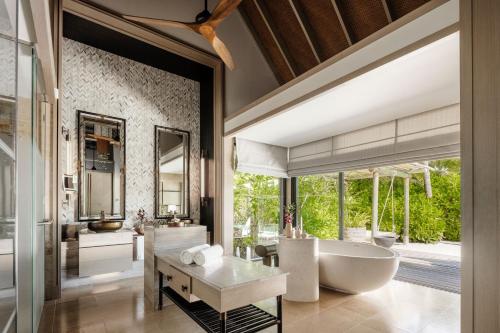 Three Bedroom Grand Beach Villa With Pool