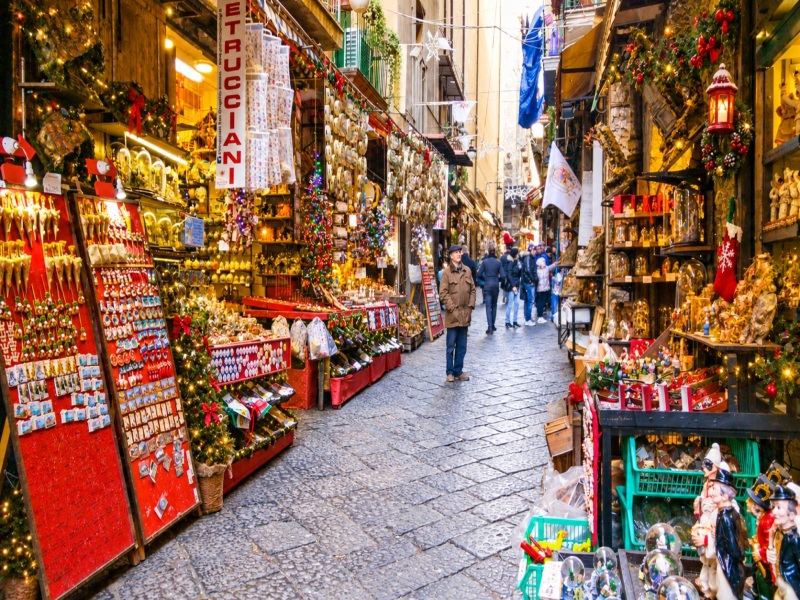 Fuga invernale a Napoli: cibo di strada, storia e San Gregorio Armeno, tour privato